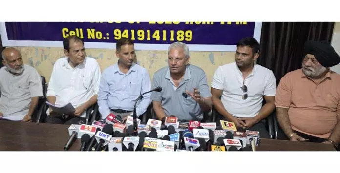 Jammu: सैनिक कॉलोनी के सदस्यों ने नागरिकों को भूखंड हस्तांतरित करने का विरोध किया Jammu: सैनिक कॉलोनी के सदस्यों ने नागरिकों को भूखंड हस्तांतरित करने का विरोध किया