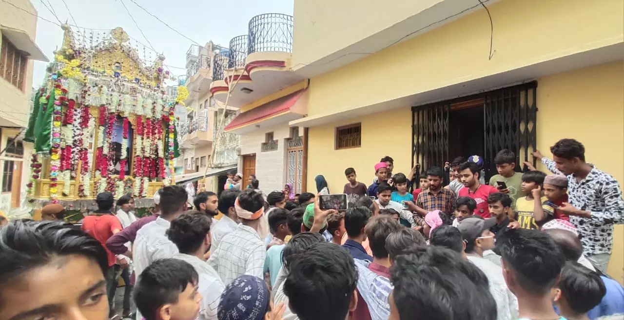 Bareilly: मातमी धुनों संग उठा जुमेरात का ताजिया Bareilly: मातमी धुनों संग उठा जुमेरात का ताजिया