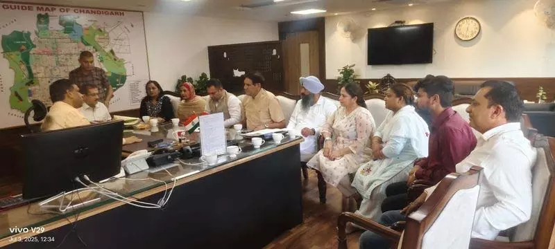 Chandigarh MC आयुक्त के समक्ष गांवों में पानी की कमी का मुद्दा उठाया Chandigarh MC आयुक्त के समक्ष गांवों में पानी की कमी का मुद्दा उठाया