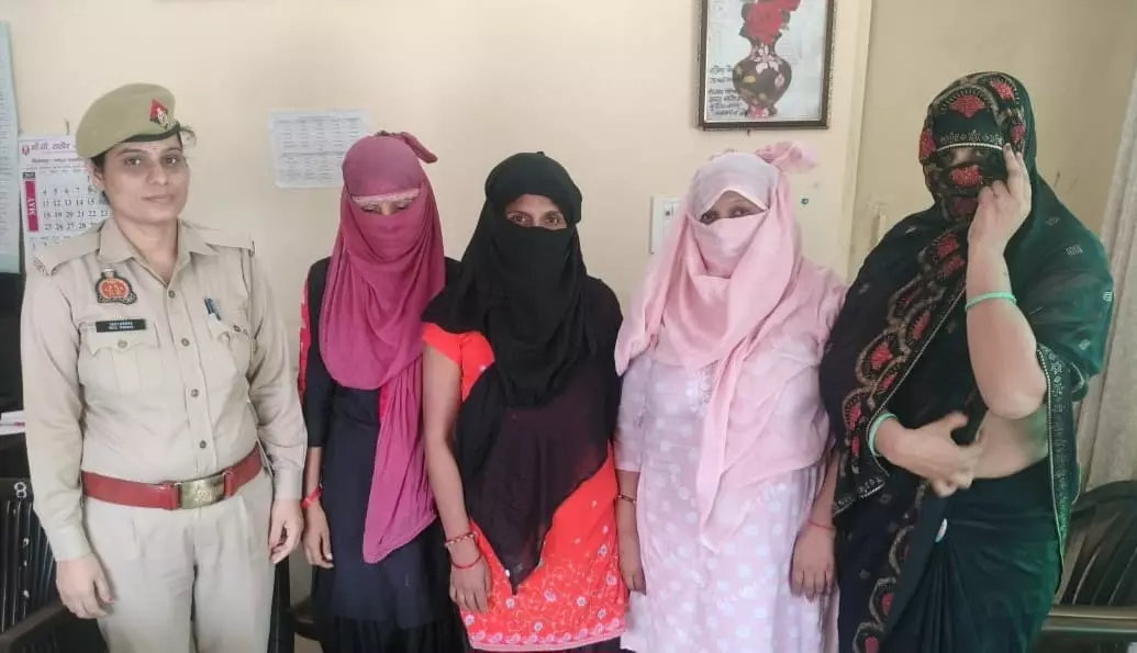 Bareilly: सेक्स रैकेट का भंडाफोड़, पांच गिरफ्तार Bareilly: सेक्स रैकेट का भंडाफोड़, पांच गिरफ्तार