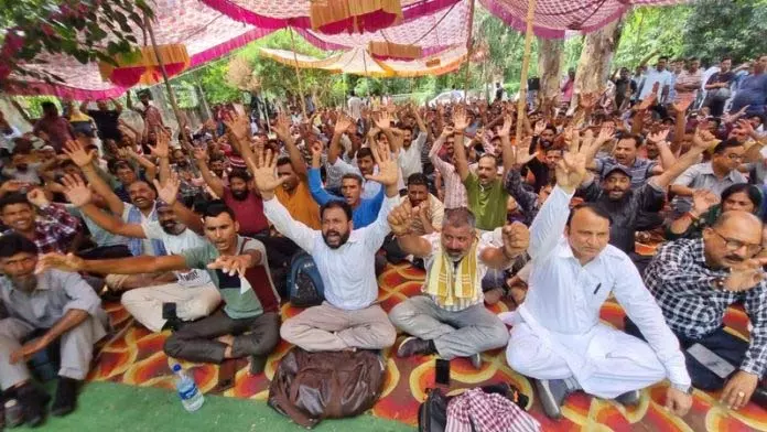 PDD कर्मचारियों की अनिश्चितकालीन हड़ताल 8वें दिन भी जारी PDD कर्मचारियों की अनिश्चितकालीन हड़ताल 8वें दिन भी जारी