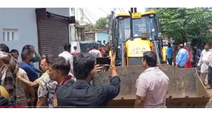 JDA ने कालका कॉलोनी में अवैध झोपड़ियां हटाई JDA ने कालका कॉलोनी में अवैध झोपड़ियां हटाई