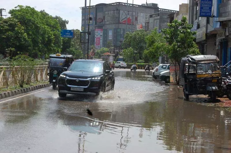 Amritsar: भारी बारिश से सड़कों पर जलभराव, यात्रियों को परेशानी Amritsar: भारी बारिश से सड़कों पर जलभराव, यात्रियों को परेशानी