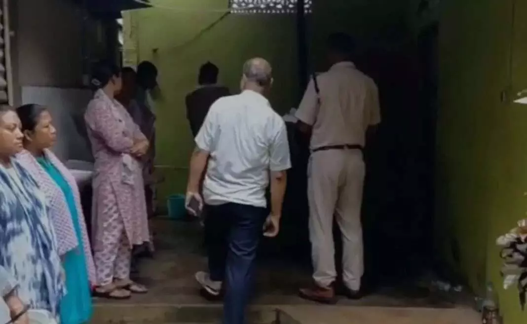 72 वर्षीय महिला की हत्या उसके केयरटेकर और उसकी पत्नी ने की 72 वर्षीय महिला की हत्या उसके केयरटेकर और उसकी पत्नी ने की