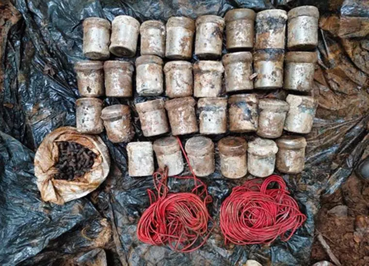 BIG BREAKING: नक्सलियों की बड़ी साजिश नाकाम, 30 IED बरामद BIG BREAKING: नक्सलियों की बड़ी साजिश नाकाम, 30 IED बरामद