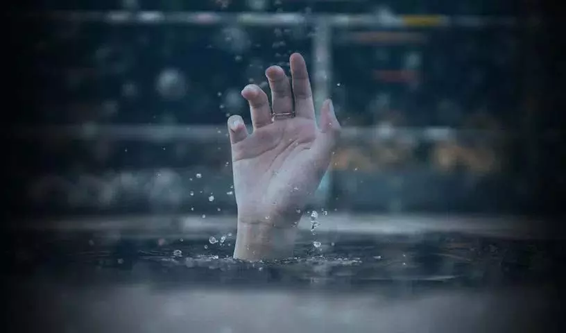 राहगीरों की तत्परता बनी जिंदगी की डोर, महिला को डूबने से रोका राहगीरों की तत्परता बनी जिंदगी की डोर, महिला को डूबने से रोका