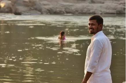 नहाते वक्त लड़की पर झांकने वाला पकड़ा गया, अदालत ने सुनाई सख्त नहाते वक्त लड़की पर झांकने वाला पकड़ा गया, अदालत ने सुनाई सख्त