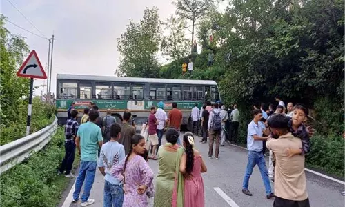 Chamba: रोडवेज बस के अचानक ब्रेक फेल, ड्राइवर की सूझबूझ से टला बड़ा हादसा Chamba: रोडवेज बस के अचानक ब्रेक फेल, ड्राइवर की सूझबूझ से टला बड़ा हादसा