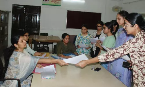 Haryana: ऑनलाइन दाखिले के बावजूद करनाल के कॉलेजों में अभ्यर्थियों की भीड़ Haryana: ऑनलाइन दाखिले के बावजूद करनाल के कॉलेजों में अभ्यर्थियों की भीड़