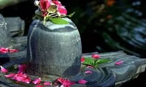 धर्म: सावन शुरू होने से पहले जान लें शिवलिंग पर सबसे पहले क्या चढ़ाएं- जल या बेलपत्र