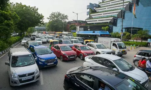 पुराने वाहनों को ईंधन न देने की नीति पर रोक लगाई पुराने वाहनों को ईंधन न देने की नीति पर रोक लगाई