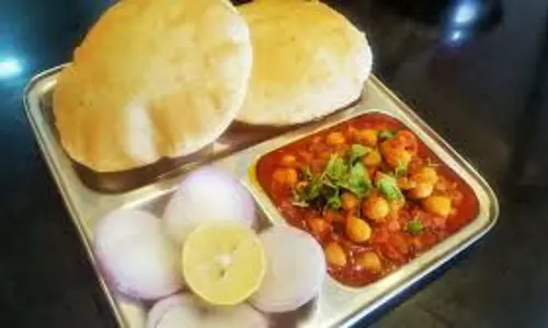 घर पर बनाएं होटल स्टाइल Chole bhature घर पर बनाएं होटल स्टाइल Chole bhature