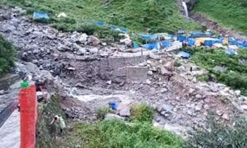 Uttarakhand: मूसलाधार बारिश से गौरीकुंड में भूस्खलन, दो जगह हाईवे बंद, यात्रियों को पैदल भेजा गया