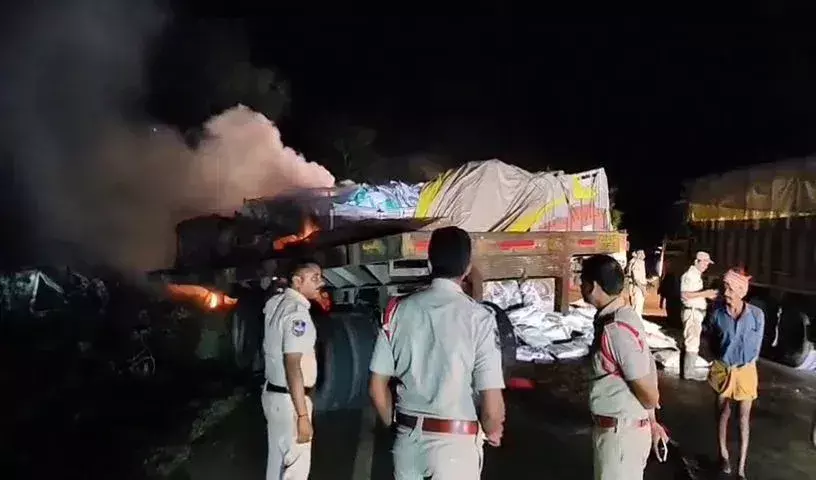 Mahabubabad में सड़क दुर्घटना में तीन लोगों की जलकर मौत Mahabubabad में सड़क दुर्घटना में तीन लोगों की जलकर मौत