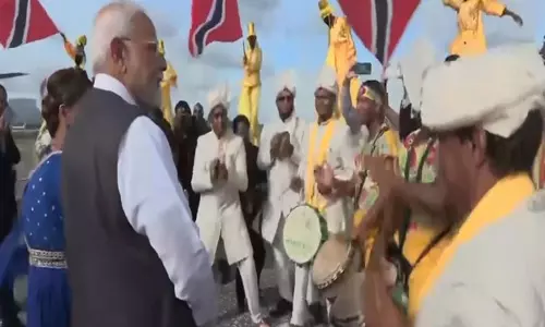 PM Modi का त्रिनिदाद और टोबैगो में औपचारिक स्वागत किया गया, प्रवासी भारतीयों से बातचीत की PM Modi का त्रिनिदाद और टोबैगो में औपचारिक स्वागत किया गया, प्रवासी भारतीयों से बातचीत की