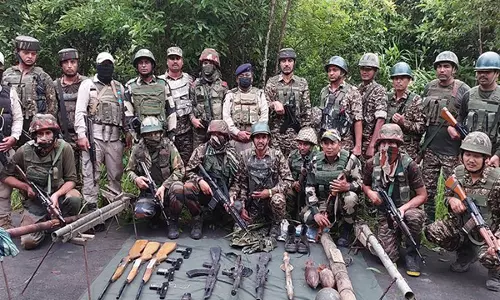 Manipur Police ने तलाशी अभियान के दौरान कई हथियार और गोला-बारूद बरामद किए Manipur Police ने तलाशी अभियान के दौरान कई हथियार और गोला-बारूद बरामद किए