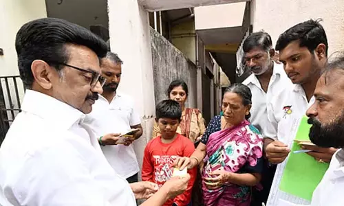 ओरानियिल तमिलनाडु आंदोलन शुरू: CM ने घर-घर जाकर लोगों से मुलाकात की