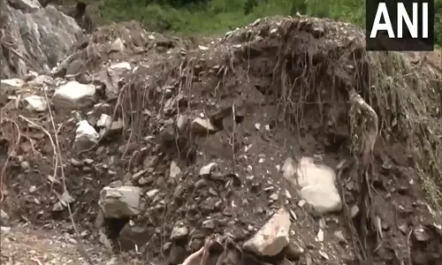 Himachal: भारी बारिश और बादल फटने से कई घर क्षतिग्रस्त, वाहन बह गए Himachal: भारी बारिश और बादल फटने से कई घर क्षतिग्रस्त, वाहन बह गए