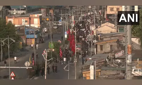 Srinagar: मुहर्रम जुलूस में भाग लेने के लिए बड़ी संख्या में लोग जुटे Srinagar: मुहर्रम जुलूस में भाग लेने के लिए बड़ी संख्या में लोग जुटे