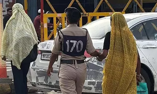 Indore : शहर के चौराहों पर प्रशिक्षु पुलिसकर्मियों ने संभाली कमान Indore : शहर के चौराहों पर प्रशिक्षु पुलिसकर्मियों ने संभाली कमान