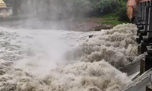 मटियारी बांध के गेट खुले, मंडला में बाढ़ जैसे हालात, एक के डूबने की आशंका मटियारी बांध के गेट खुले, मंडला में बाढ़ जैसे हालात, एक के डूबने की आशंका