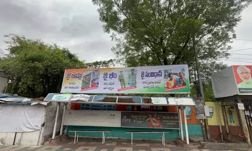 Hyderabad में खड़गे के दौरे से पहले लगे कांग्रेस विरोधी पोस्टर, माहौल गरमाया Hyderabad में खड़गे के दौरे से पहले लगे कांग्रेस विरोधी पोस्टर, माहौल गरमाया