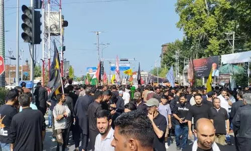 श्रीनगर में 8वें मुहर्रम के जुलूस में हजारों लोगों ने हिस्सा लिया