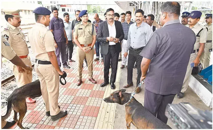 Andhra: नशीली दवाओं की रोकथाम के लिए ट्रेनों की आकस्मिक जांच की गई Andhra: नशीली दवाओं की रोकथाम के लिए ट्रेनों की आकस्मिक जांच की गई