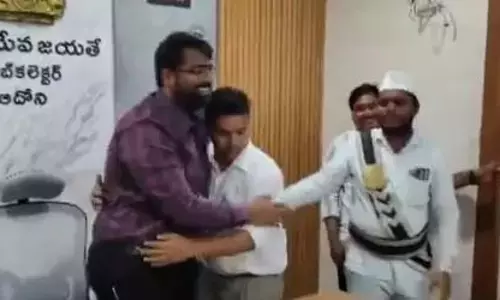 Kurnool में 31 साल बाद परिवार से मिला व्यक्ति Kurnool में 31 साल बाद परिवार से मिला व्यक्ति