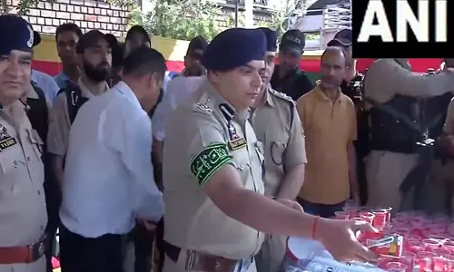 Srinagar: मुहर्रम जुलूस में भाग लेने वाले शिया शोक मनाने वालों के बीच वरिष्ठ पुलिस अधिकारियों ने पानी वितरित किया
