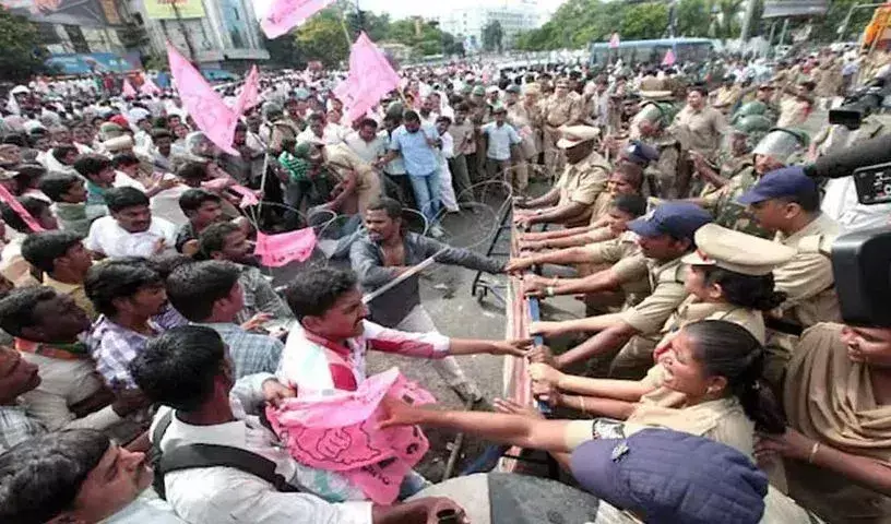 Telangana में नौकरी के वादे अधूरे, प्रदर्शन कर रहे युवाओं की गिरफ्तारी से भड़का गुस्सा Telangana में नौकरी के वादे अधूरे, प्रदर्शन कर रहे युवाओं की गिरफ्तारी से भड़का गुस्सा