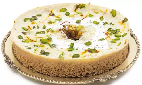 Teej Special: सावन के महीने में घर पर ही लें राजस्थानी घेवर का मजा