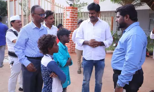 भीख मांगने वाले बच्चे नेल्लोर के VR स्कूल में शामिल हुए