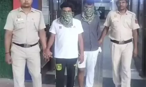 Delhi Police ने 10 घंटे के भीतर फर्जी लूट का मामला सुलझाया, 2 गिरफ्तार Delhi Police ने 10 घंटे के भीतर फर्जी लूट का मामला सुलझाया, 2 गिरफ्तार