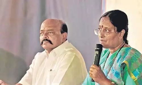 Konda दंपत्ति ने नटराजन से मुलाकात की, आंतरिक कलह के बीच बताई अपनी बात Konda दंपत्ति ने नटराजन से मुलाकात की, आंतरिक कलह के बीच बताई अपनी बात