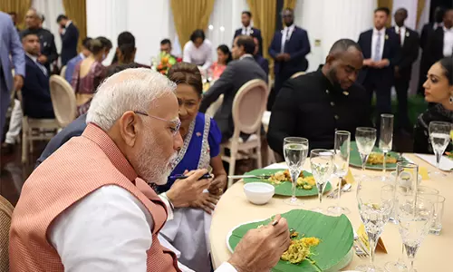 PM Modi त्रिनिदाद और टोबैगो की अपनी समकक्ष कमला प्रसाद-बिसेसर द्वारा आयोजित रात्रिभोज में शामिल हुए