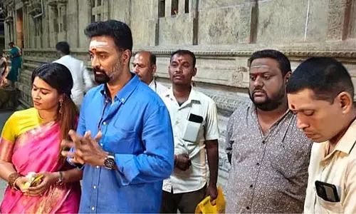अभिनेत्री स्नेहा अपने परिवार के साथ भगवान शिव के दर्शन के लिए पेरूर पट्टेश्वर मंदिर पहुंचीं