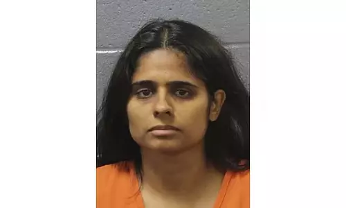 Florida: भारतीय मूल के डॉक्टर पर बेटी की हत्या कर डूबने का नाटक करने का आरोप Florida: भारतीय मूल के डॉक्टर पर बेटी की हत्या कर डूबने का नाटक करने का आरोप