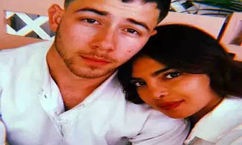Priyanka Chopra के उलझे बालों को निक जोनास ने सुलझाया