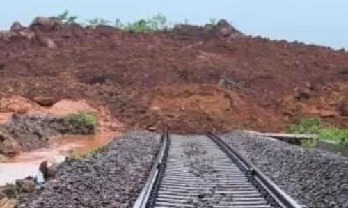 अब तक मार्ग क्लियर नहीं हो पाया, यहां हुआ भूस्खलन