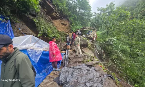 भूस्खलन के कारण पैदल मार्ग क्षतिग्रस्त होने के बाद Kedarnath Yatra अस्थायी रूप से रोकी गई भूस्खलन के कारण पैदल मार्ग क्षतिग्रस्त होने के बाद Kedarnath Yatra अस्थायी रूप से रोकी गई