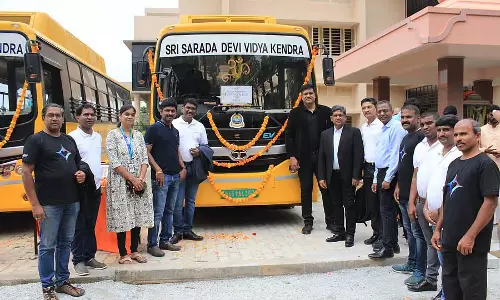 Bengaluru : शारदा देवी विद्याकेंद्र को बसों का दान