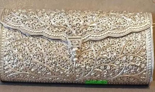 प्रधानमंत्री ने घाना की प्रथम महिला को कटक फिलिग्री पर्स उपहार में दिया