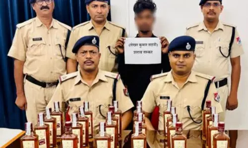 Dhanbad: रेलवे स्टेशन पर शराब तस्कर गिरफ्तार, 24 बोतल अंग्रेजी शराब बरामद