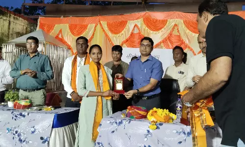 Dungarpur: गुजरात सीमा से सटे गांव में जिला कलेक्टर ने की रात्रि चौपाल Dungarpur: गुजरात सीमा से सटे गांव में जिला कलेक्टर ने की रात्रि चौपाल