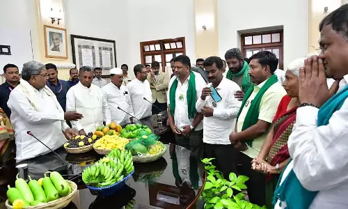 किसानों ने की भूमि अधिग्रहण बंद करने की मांग, CM ने फल-सब्जियां लेकर किया दौरा किसानों ने की भूमि अधिग्रहण बंद करने की मांग, CM ने फल-सब्जियां लेकर किया दौरा