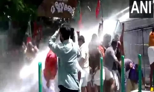 कोट्टायम मेडिकल कॉलेज में महिला की मौत पर BJP ने स्वास्थ्य मंत्री के घर तक विरोध मार्च निकाला कोट्टायम मेडिकल कॉलेज में महिला की मौत पर BJP ने स्वास्थ्य मंत्री के घर तक विरोध मार्च निकाला