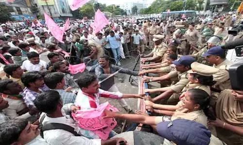 Telangana के युवाओं द्वारा नौकरी के वादे पूरे न होने पर विरोध प्रदर्शन के कारण गिरफ्तारियों से आक्रोश