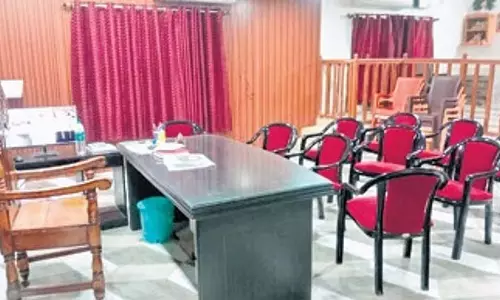 OAS-ORS अधिकारियों के विरोध प्रदर्शन से प्रशासनिक निष्क्रियता