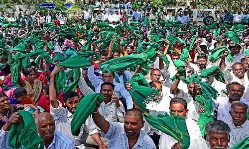 Bengaluru : किसानों के विरोध प्रदर्शन में भाग लेने आए एक व्यक्ति की बेहोश होकर मौत हो गई Bengaluru : किसानों के विरोध प्रदर्शन में भाग लेने आए एक व्यक्ति की बेहोश होकर मौत हो गई